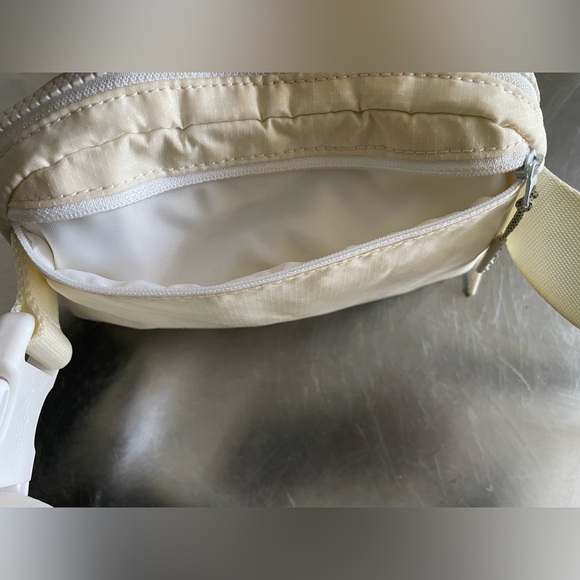 LULULEMON ATHLETICA Everywhere Cream Belt Bag - Picture 10 of 14